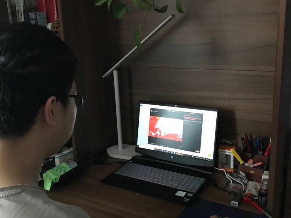 团支书认真讲解疫情给中国经济带来的危机